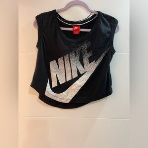 Black and white short pullover